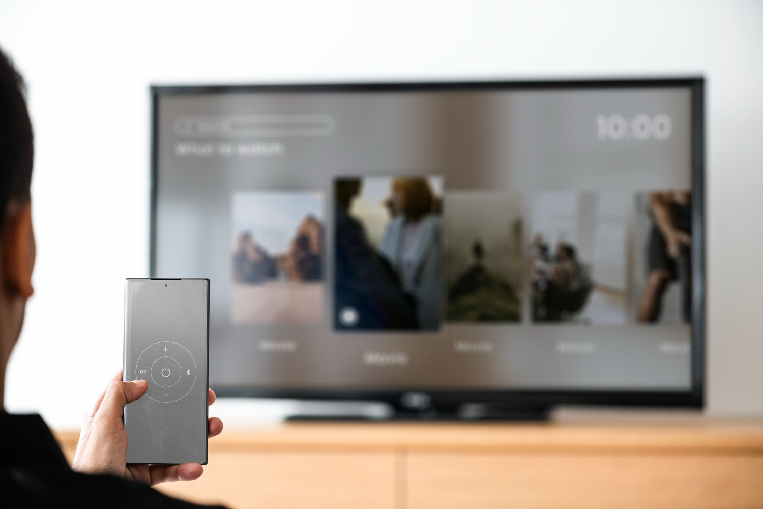 hombre-cambiando-canal-television-su-telefono-inteligente
